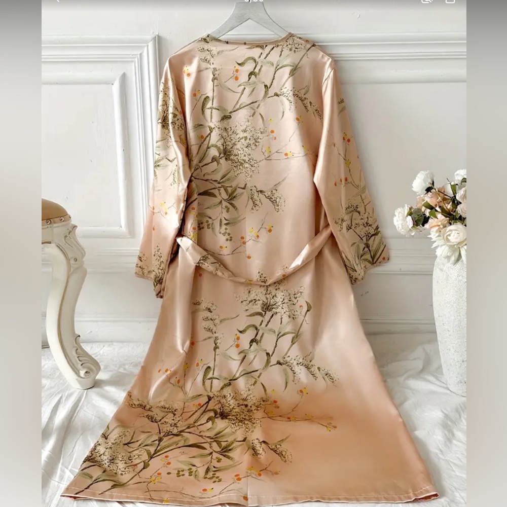 Beautiful satin robe - Picture 2 of 6
